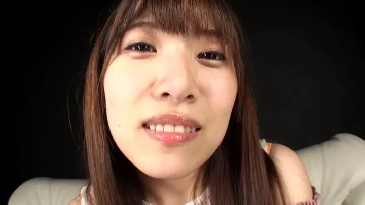 美女の舌と口元を舐め尽くす自撮り映像！