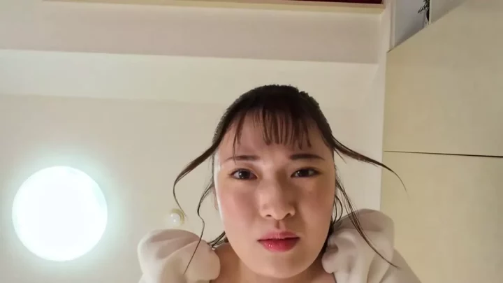 上坂めい、ディープスロートで失禁！快感に溺れる