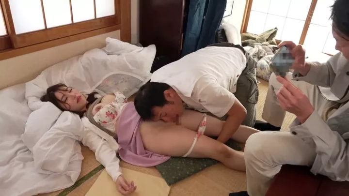 寝ている妻が知らない男たちに…無防備な姿を弄ばれる寝取られ劇 のスクリーンショット 1