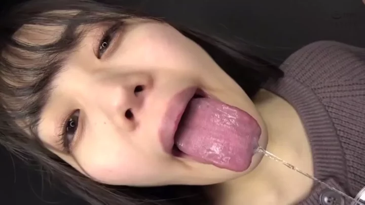 濃密な唾液と絡みつく舌技！淫乱痴女のベロ手コキ