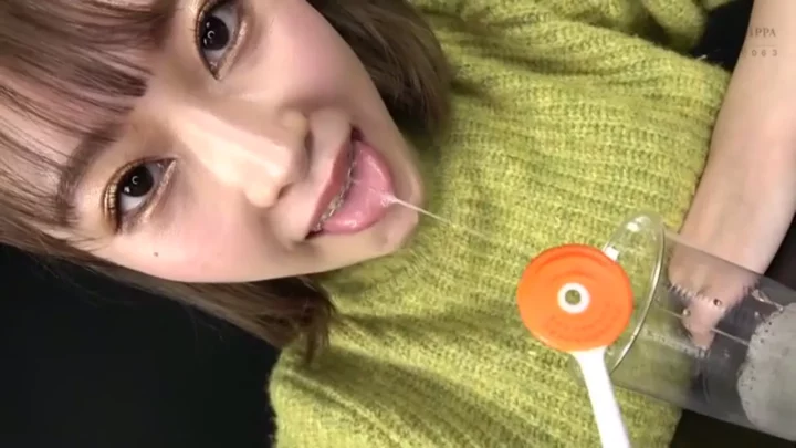 濃密な唾液と絡みつく舌技！淫乱痴女のベロ手コキ のスクリーンショット 4