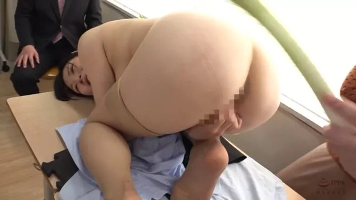 巨乳塾講師がモンスターペアレントに浣腸で陥れられる！ のスクリーンショット 1