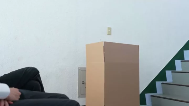 恥じらいながらも興奮する先生の校内露出 葵百合香 のスクリーンショット 2
