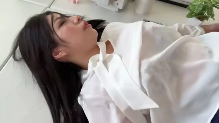 意識を失い、快楽に溺れるキャリアウーマン