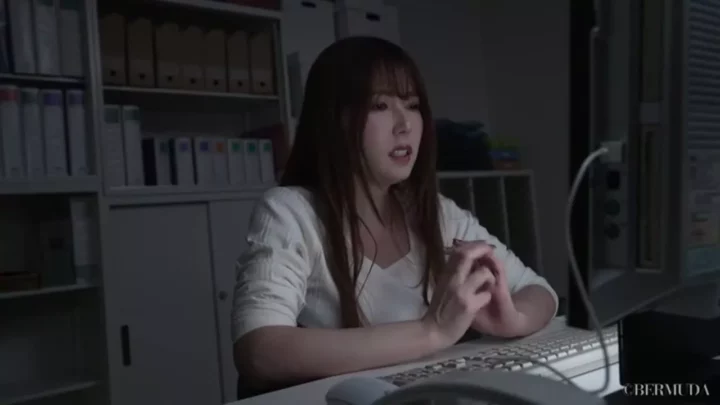 オフィスで繰り広げられる女王様プレイ！波多野結衣 のスクリーンショット 2