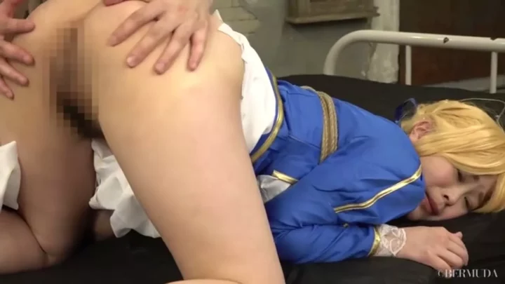 巨乳レイヤーを緊縛！はち切れ寸前おっぱいに悶絶 のスクリーンショット 4