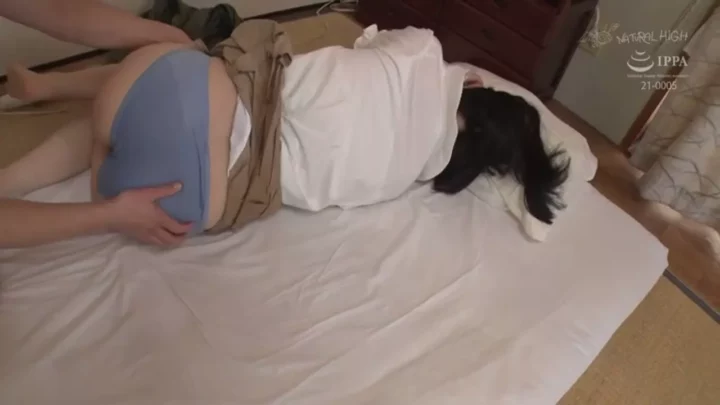 性の知識に疎い義妹をパンツ越しクリ責めで初イキ開発