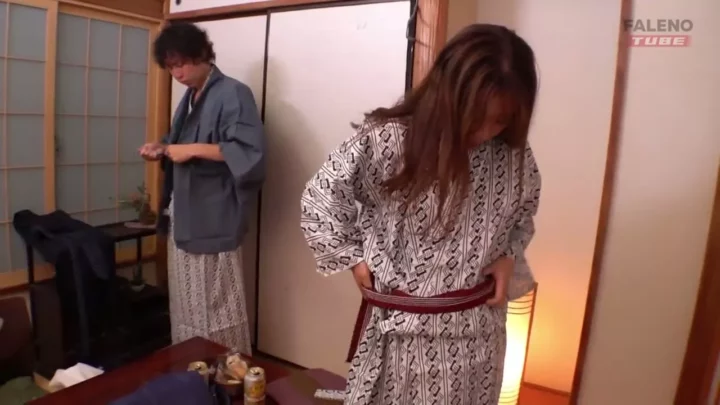 社員旅行の夜、浴衣がはだけた女子社員の生乳が…！ のスクリーンショット 4