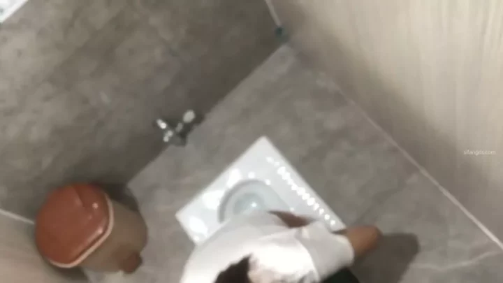 ジムの隠し撮り！トイレで魅せる美少女たちの秘密 のスクリーンショット 1
