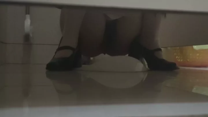 Screenshot 1 from 【限定公開】トイレで魅せる！美脚コスプレイヤーの誘惑