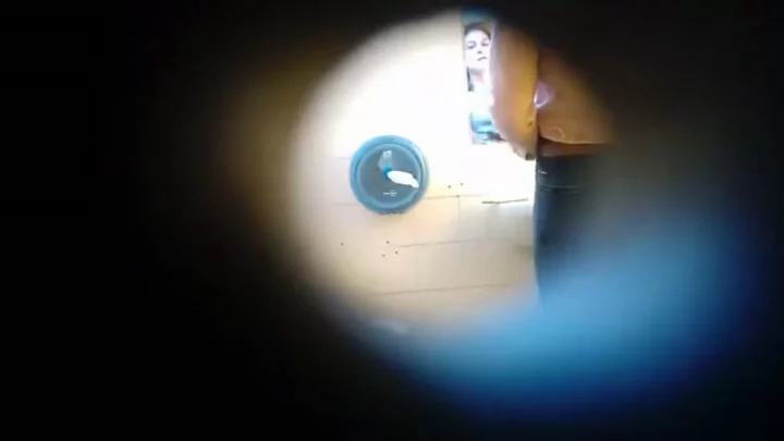 Screenshot 1 from フランス公衆トイレの衝撃！隠し撮りカメラが捉えた素顔
