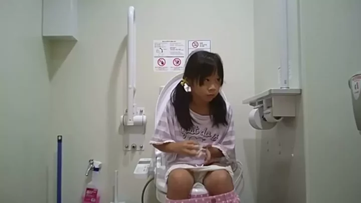 覗き見！トイレでまさかの放糞ハプニング のスクリーンショット 2