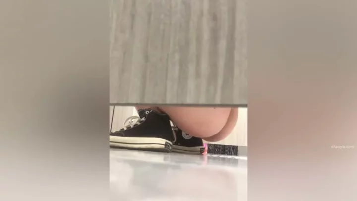 ジムの隠し撮り！トイレで魅せる美少女たちの秘密 のスクリーンショット 2