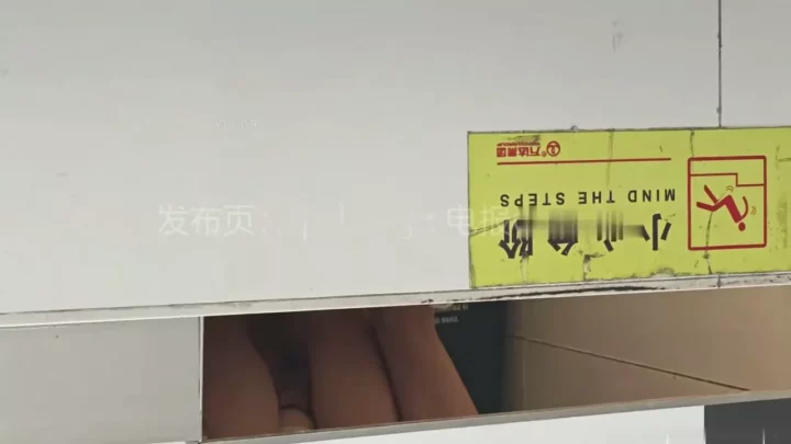 Screenshot 2 from 中国の公衆トイレで盗撮！スパイカメラが捉えた衝撃映像