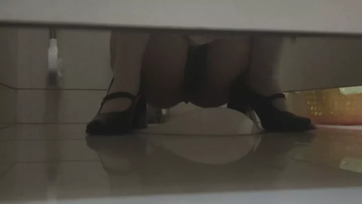 Screenshot 2 from 【限定公開】トイレで魅せる！美脚コスプレイヤーの誘惑