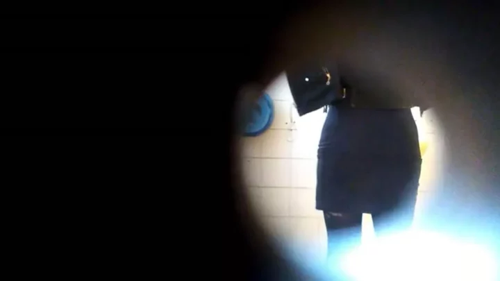Screenshot 2 from フランス公衆トイレの衝撃！隠し撮りカメラが捉えた素顔