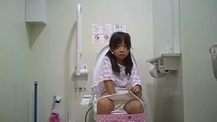 覗き見！トイレでまさかの放糞ハプニング のスクリーンショット 3