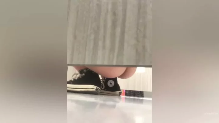 ジムの隠し撮り！トイレで魅せる美少女たちの秘密 のスクリーンショット 3