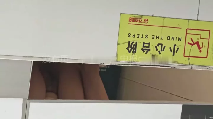 Screenshot 3 from 中国の公衆トイレで盗撮！スパイカメラが捉えた衝撃映像