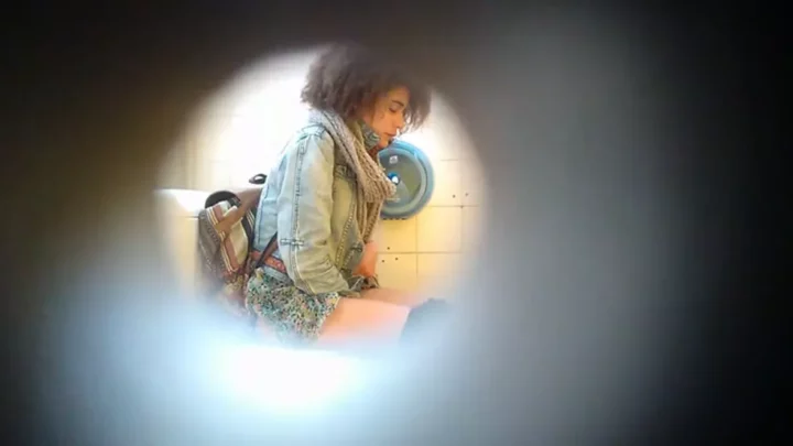 Screenshot 3 from フランス公衆トイレの衝撃！隠し撮りカメラが捉えた素顔