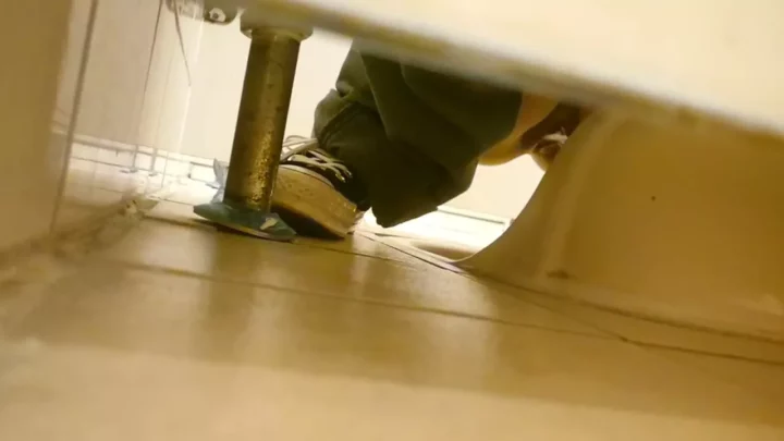 中国トイレ盗撮!大胆露出の美女に興奮が止まらない のスクリーンショット 4