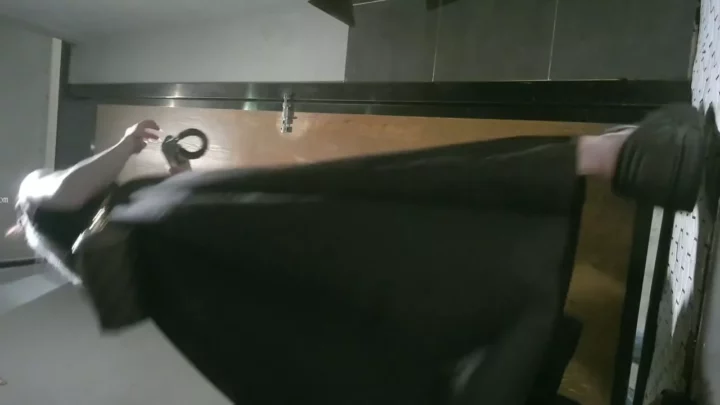 Screenshot 4 from 清掃と美学の融合：極上美女のトイレ撮影
