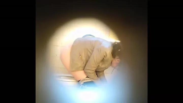 Screenshot 4 from フランス公衆トイレの衝撃！隠し撮りカメラが捉えた素顔