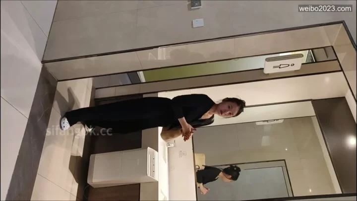 女子大生と新妻のトイレ盗撮【無修正】 のスクリーンショット 1