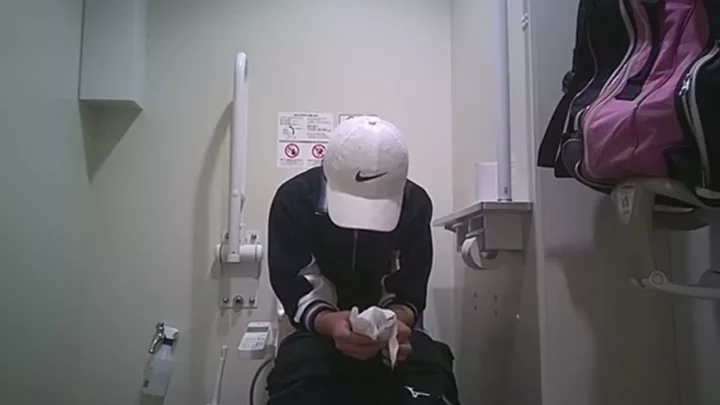 【衝撃】トイレでまさかの展開！彼女の熱い誘惑 のスクリーンショット 1