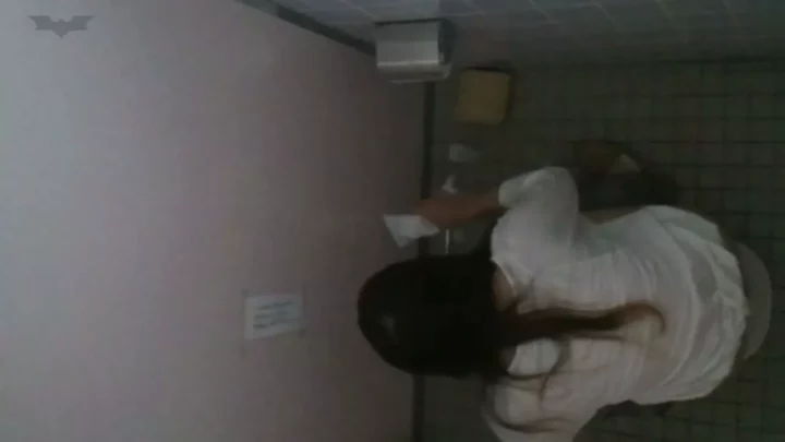 Screenshot 1 from 禁断の化粧室盗撮！密会を捉えた衝撃の映像