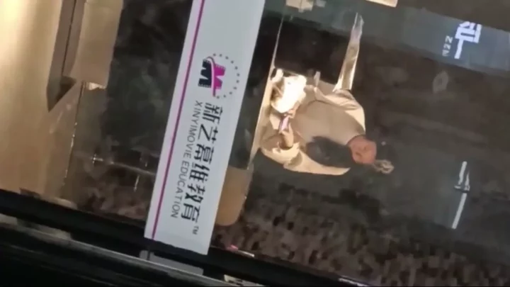 夜間学校のトイレで…美尻を盗撮された女子学生 のスクリーンショット 1