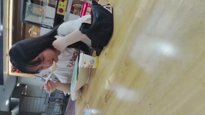 Screenshot 1 from 隠し撮り!トイレで魅惑のスープタイム