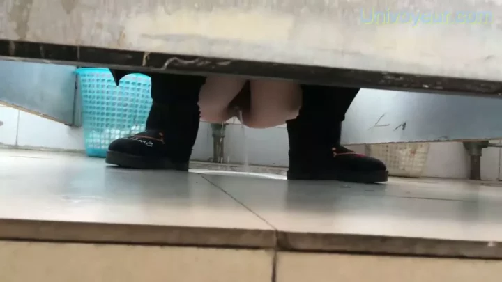 【完全密着】狙われた女子トイレ！盗撮10連発 のスクリーンショット 1