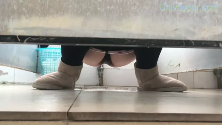 Screenshot 1 from 中国のトイレで繰り広げられる、偶然を装った盗撮の瞬間