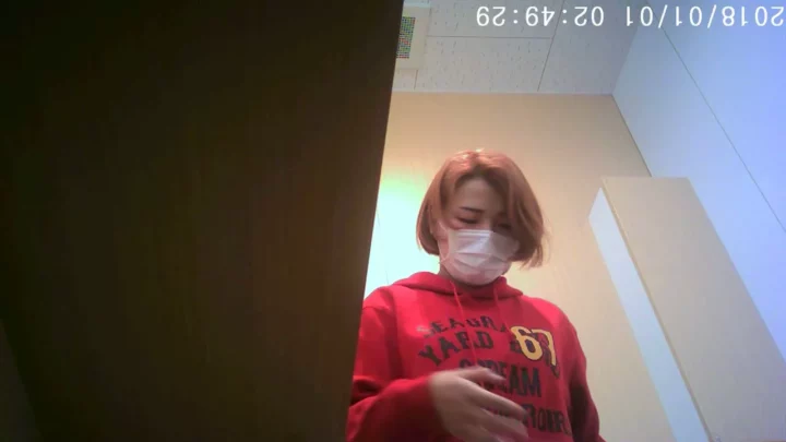 Screenshot 1 from 【盗撮】20代美女のトイレ盗撮！密室で魅せる悩ましき姿