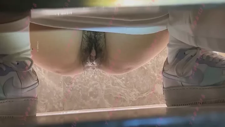 オフィスで発見!黒髪OLの極秘トイレショット のスクリーンショット 1