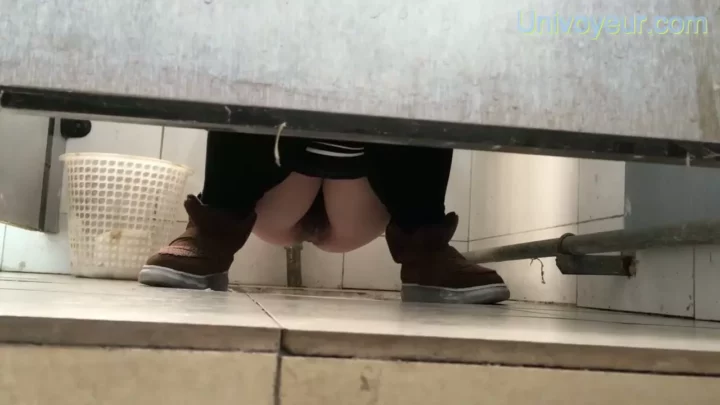 Screenshot 1 from 中国人女性を捉えたトイレ盗撮！緊張感MAXの覗き見