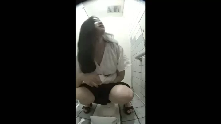 Screenshot 1 from 和式トイレの隠し撮り！無防備な女子を激写