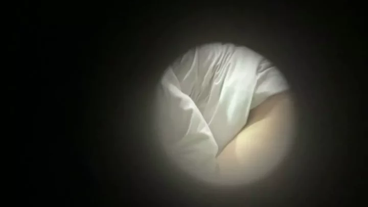 中国の公衆トイレで盗撮!お尻丸出しハプニング のスクリーンショット 1
