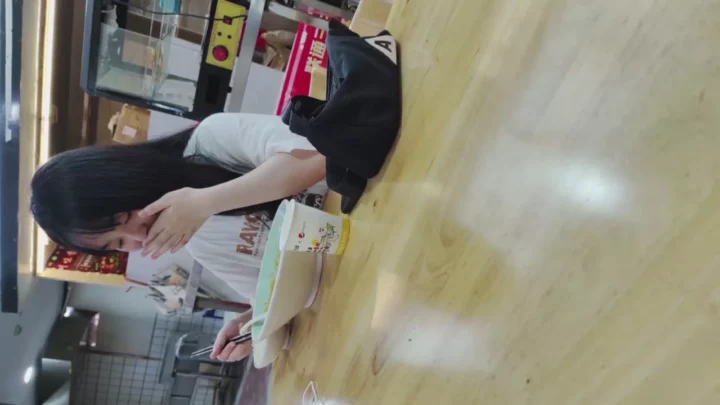 Screenshot 2 from 隠し撮り!トイレで魅惑のスープタイム