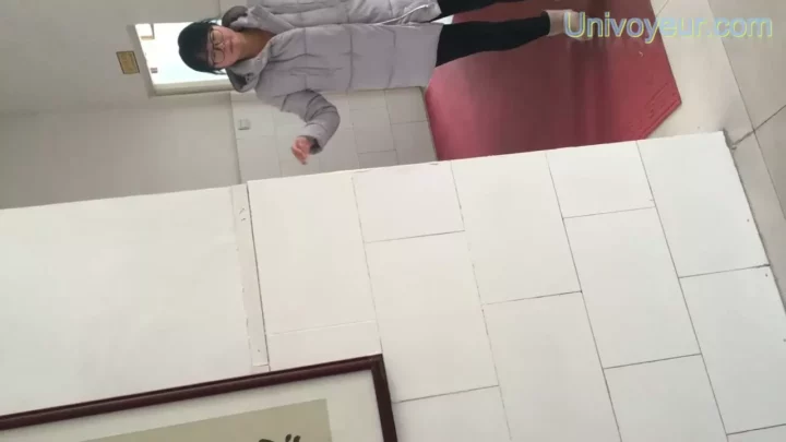 Screenshot 2 from 中国のトイレで繰り広げられる、偶然を装った盗撮の瞬間