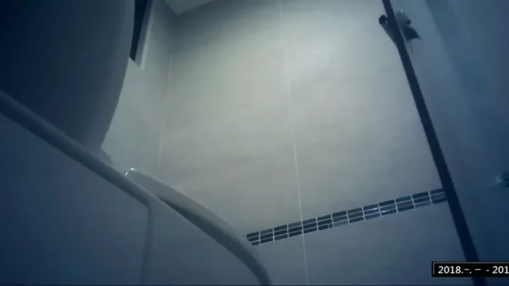 Screenshot 2 from 台湾の公衆トイレで盗撮！美女の素顔に迫る
