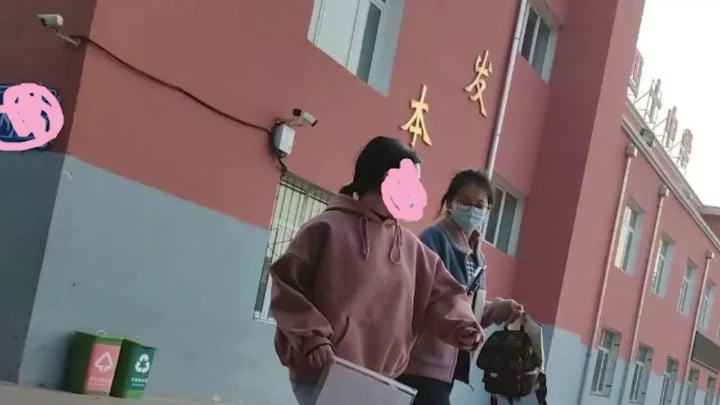 大胆不敵！中国の女子トイレ盗撮、美尻に釘付け のスクリーンショット 2