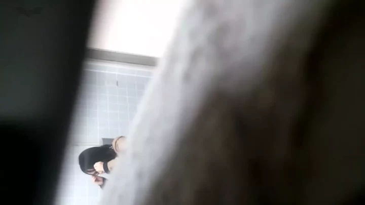 Screenshot 2 from 【化粧室絵巻】禁断のトイレ盗撮！密室で揺れる美女