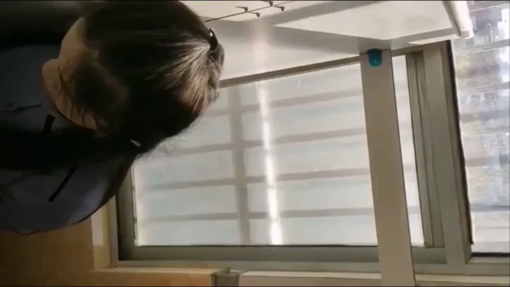 劇場トイレで盗撮！蝶のように舞うお尻に釘付け のスクリーンショット 3