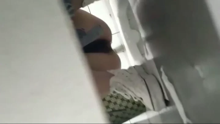 夜間学校のトイレで…美尻を盗撮された女子学生 のスクリーンショット 3