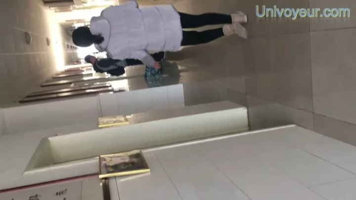 Screenshot 3 from 中国のトイレで繰り広げられる、偶然を装った盗撮の瞬間