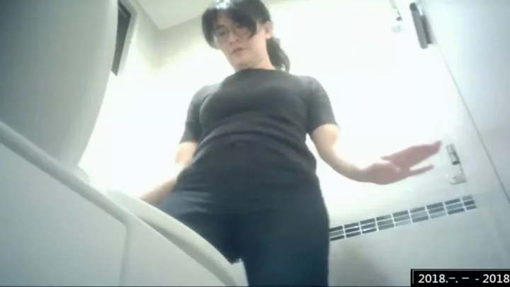 Screenshot 3 from 台湾の公衆トイレで盗撮！美女の素顔に迫る