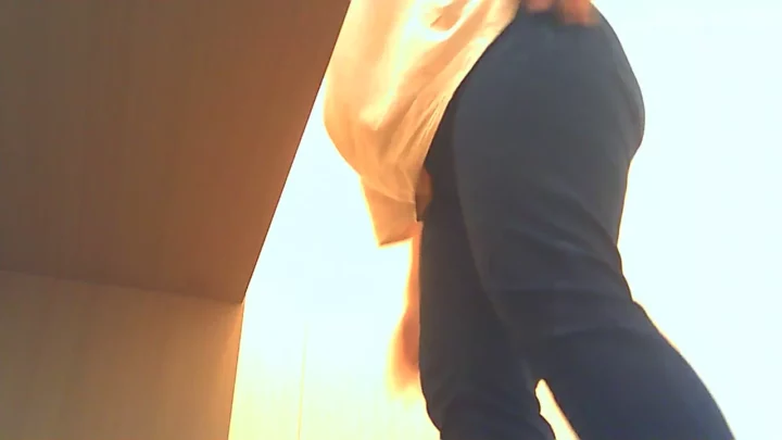 Screenshot 3 from 【盗撮】20代美女のトイレ盗撮！密室で魅せる悩ましき姿