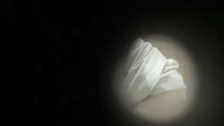 中国の公衆トイレで盗撮!お尻丸出しハプニング のスクリーンショット 3